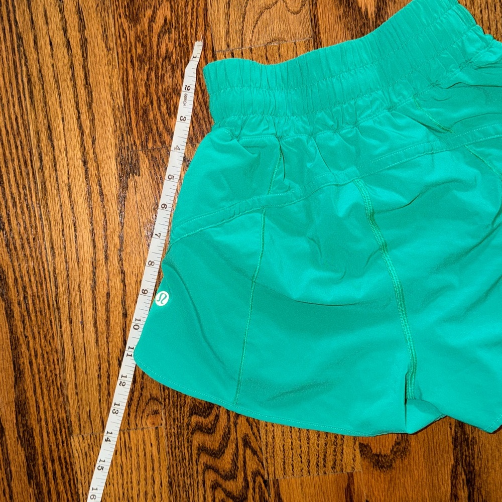 🍋 Lululemon Tracker Shorts 💚 Size 2 - Green - Picture 2 of 3